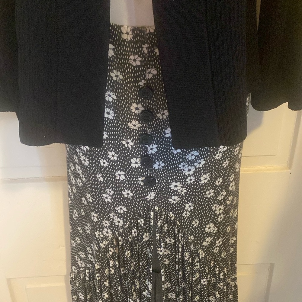 Boohoo skirt size 4 grey /white